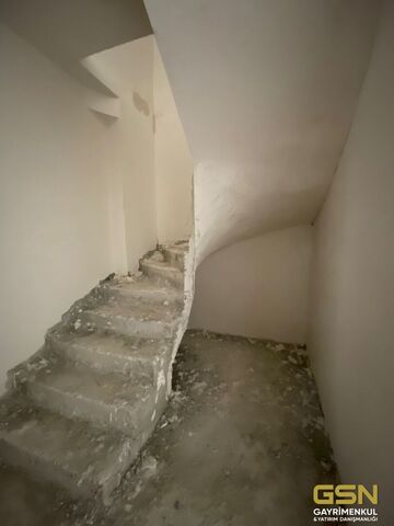 18-ÇAYIROVA'DA KENT MEYDANINA YAKIN KONUMDA SATILIK DAİRELER