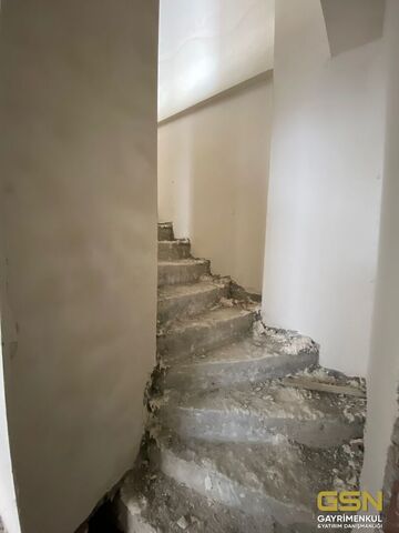 25-ÇAYIROVA'DA KENT MEYDANINA YAKIN KONUMDA SATILIK DAİRELER