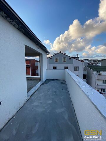 10-ÇAYIROVA'DA KENT MEYDANINA YAKIN KONUMDA SATILIK DUBLEKS DAİRELER