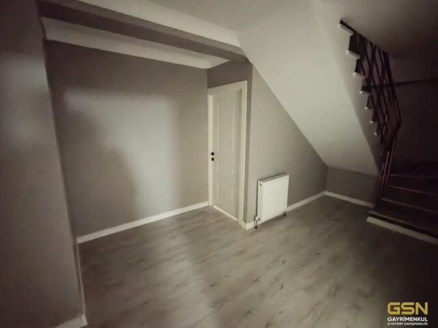 30-ÇAYIROVA EMEK MAHALLESİ BOSNA CADDESİNE YAKIN  SATILIK 3+1 BAHÇE  DUBLEKS